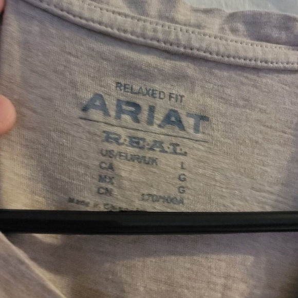 NWT Ariat Real Chest Logo Graphic Long Sleeve V-neck Tee T-Shirt Cream Large - Picture 7 of 9